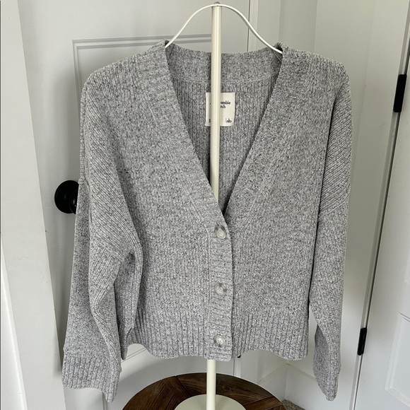 Abercrombie & Fitch Sweaters - Like New Abercrombie & Fitch Gray Ribbed V-Neck Button Cardigan